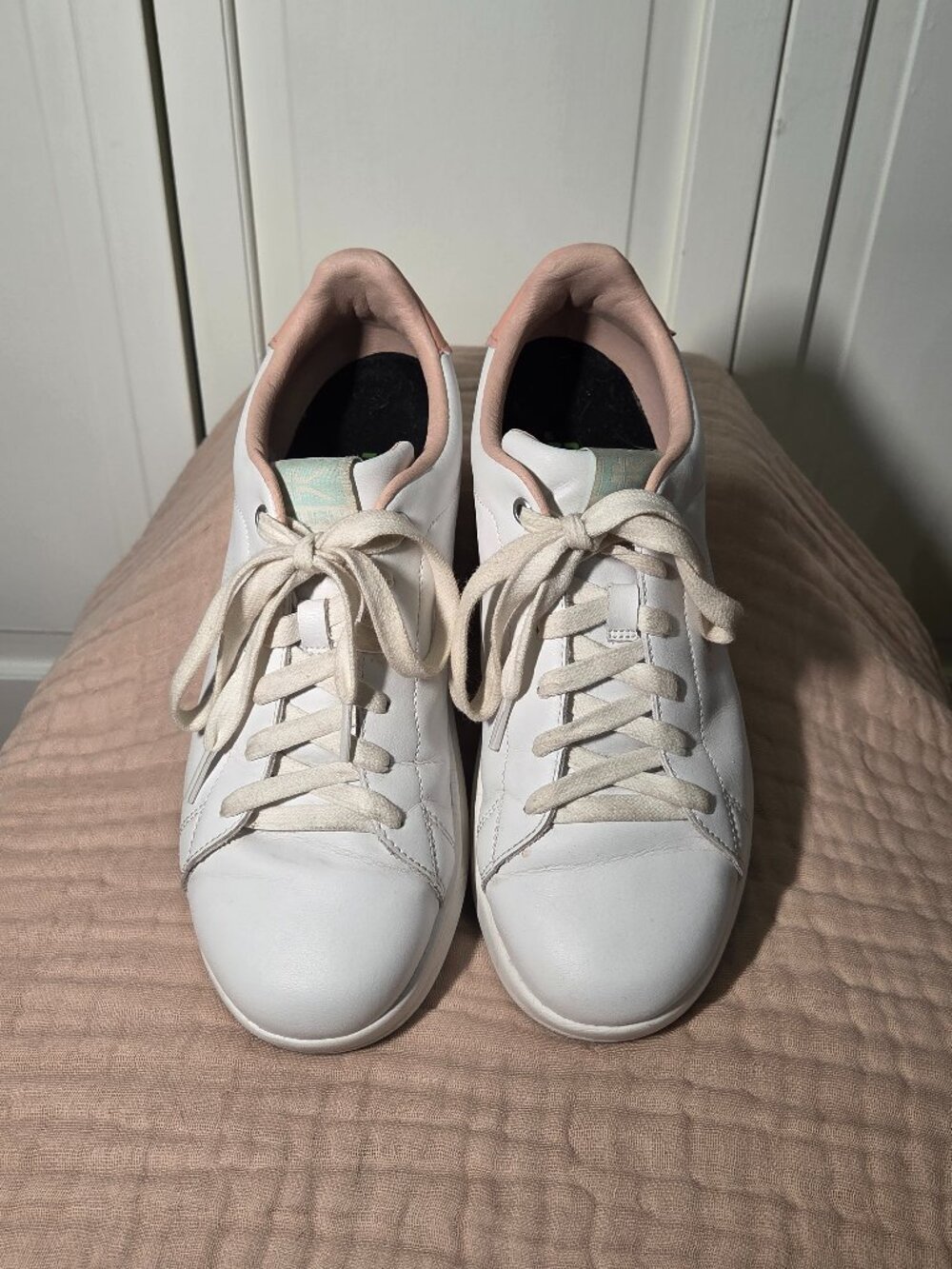 KURU Roam Women's Size 9 White/peach Leather Sneaker